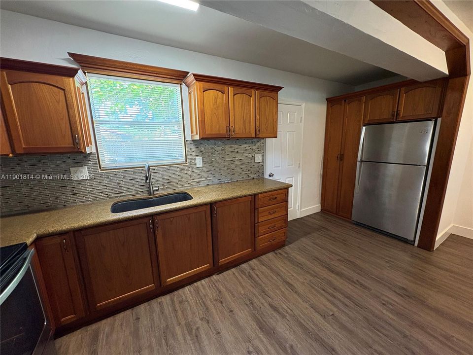 合同活跃: $2,600 (3 贝兹, 2 浴室, 1243 平方英尺)