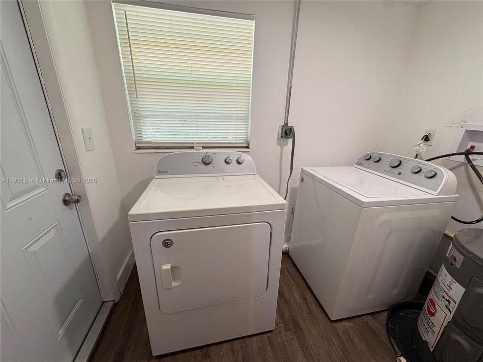 合同活跃: $2,600 (3 贝兹, 2 浴室, 1243 平方英尺)