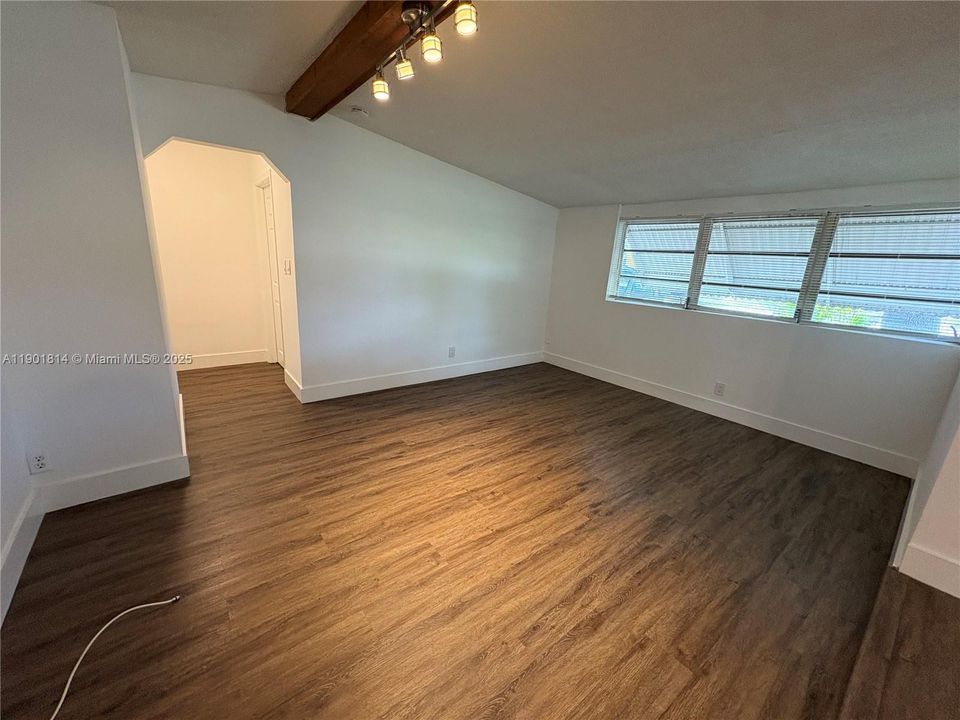 合同活跃: $2,600 (3 贝兹, 2 浴室, 1243 平方英尺)