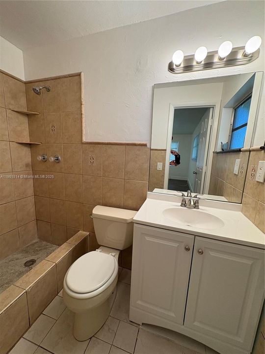 合同活跃: $2,600 (3 贝兹, 2 浴室, 1243 平方英尺)