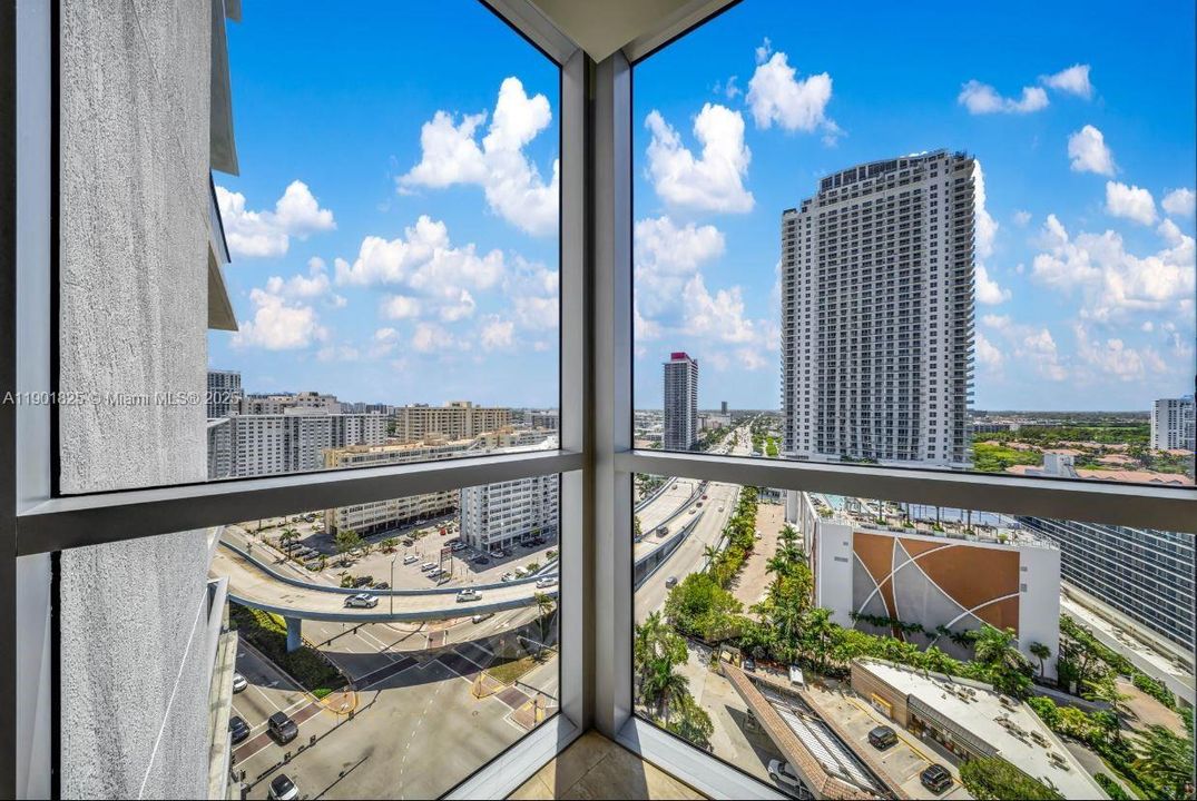 待售: $618,000 (1 贝兹, 1 浴室, 869 平方英尺)