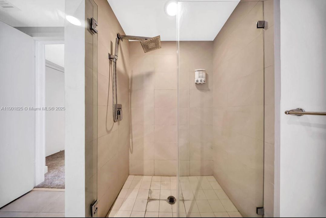 待售: $618,000 (1 贝兹, 1 浴室, 869 平方英尺)