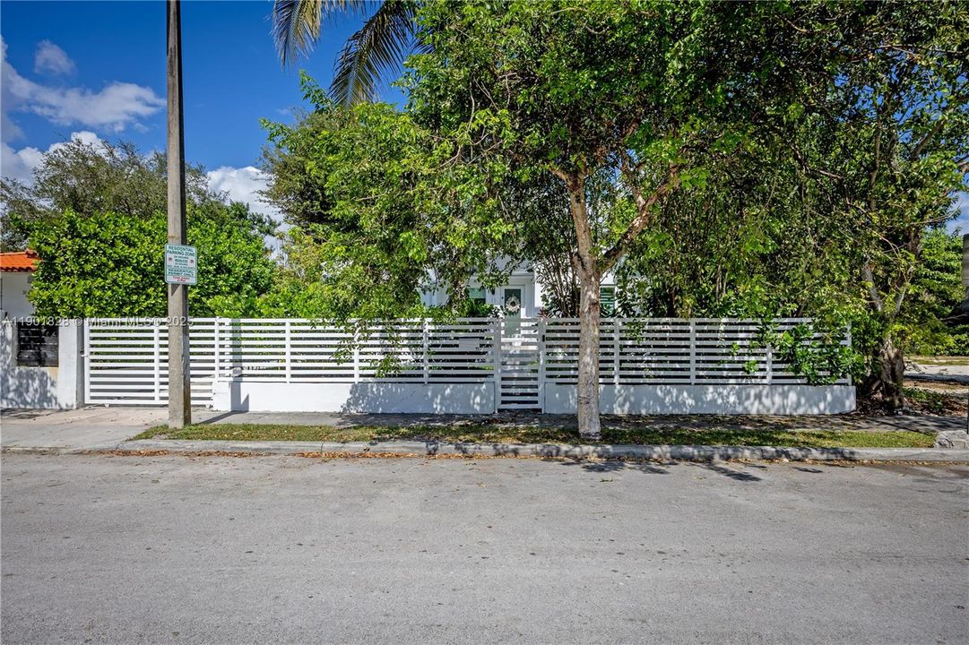 For Sale: $1,590,000 (4 beds, 2 baths, 1474 Square Feet)