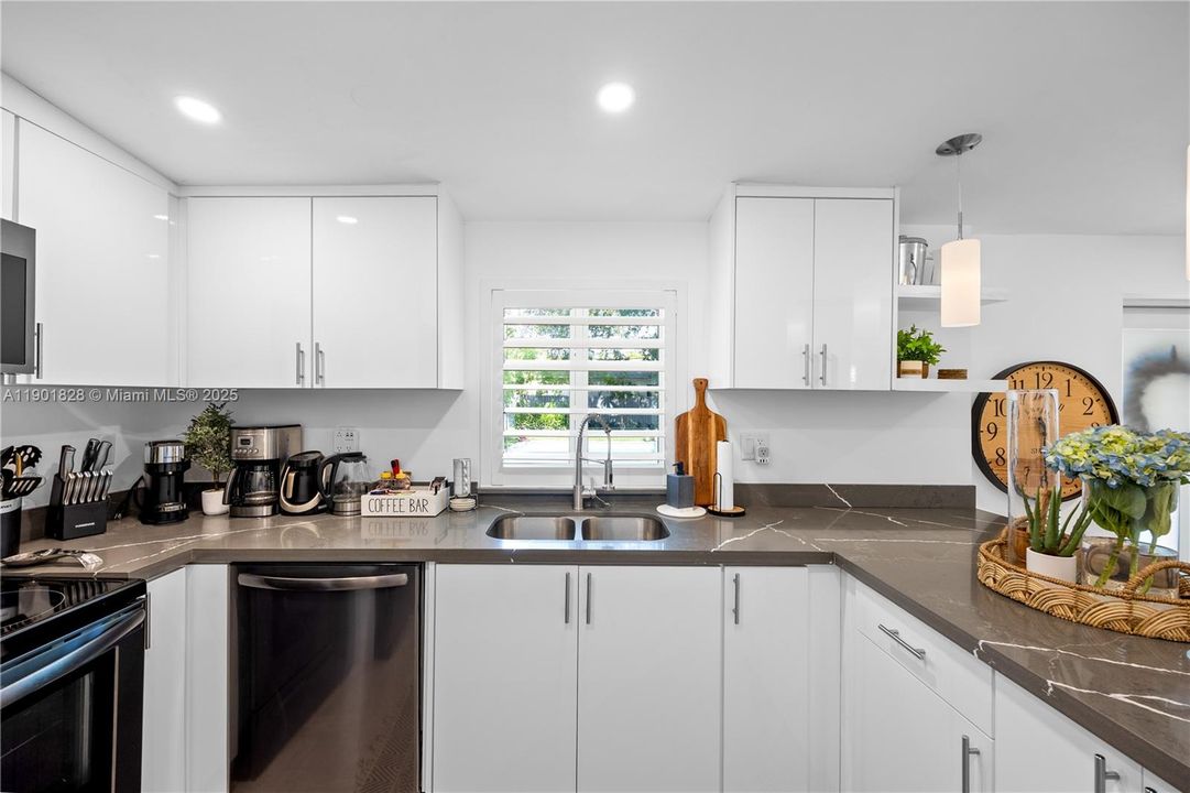 For Sale: $1,590,000 (4 beds, 2 baths, 1474 Square Feet)