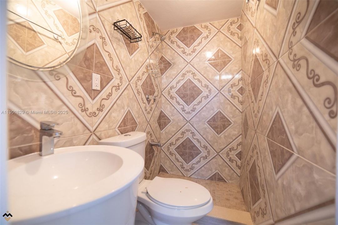 Recently Rented: $4,250 (4 beds, 4 baths, 1650 Square Feet)