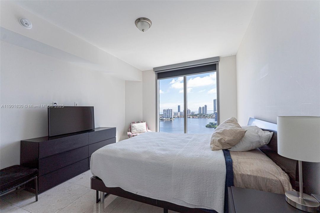 For Sale: $1,100,000 (2 beds, 2 baths, 2001 Square Feet)