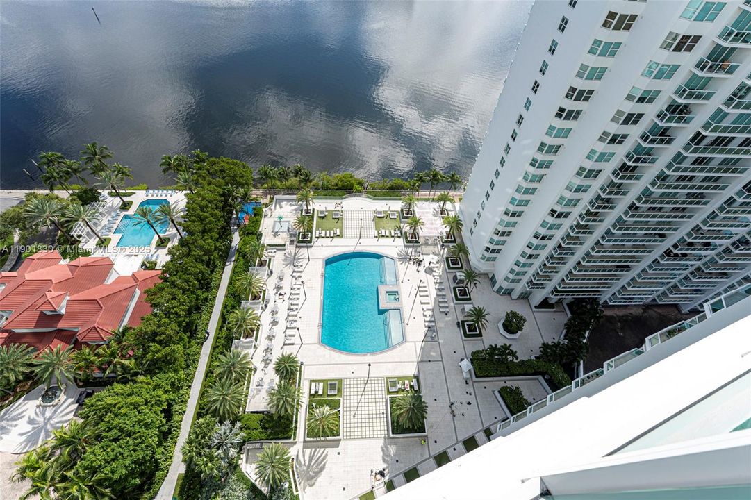 For Sale: $1,100,000 (2 beds, 2 baths, 2001 Square Feet)