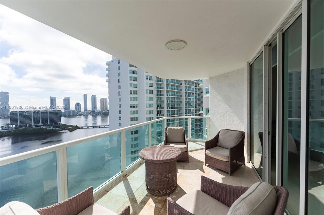 For Sale: $1,100,000 (2 beds, 2 baths, 2001 Square Feet)