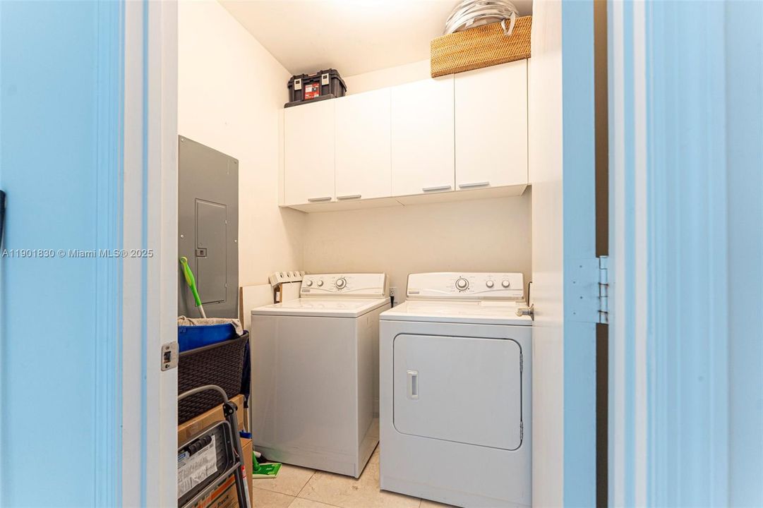 For Sale: $1,100,000 (2 beds, 2 baths, 2001 Square Feet)