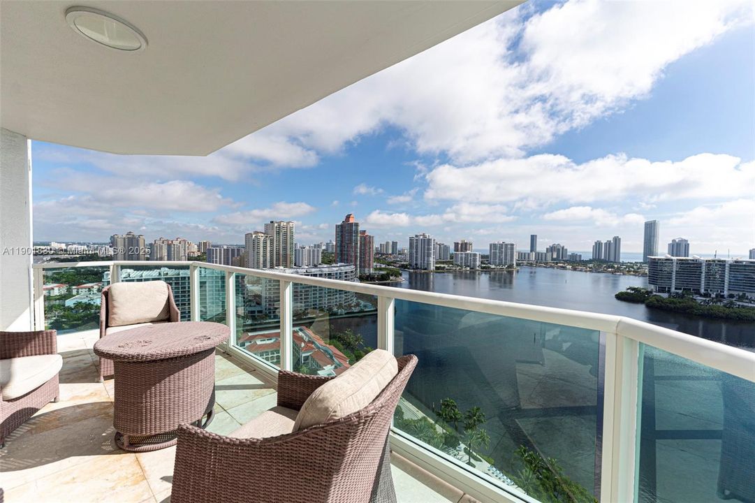 For Sale: $1,100,000 (2 beds, 2 baths, 2001 Square Feet)