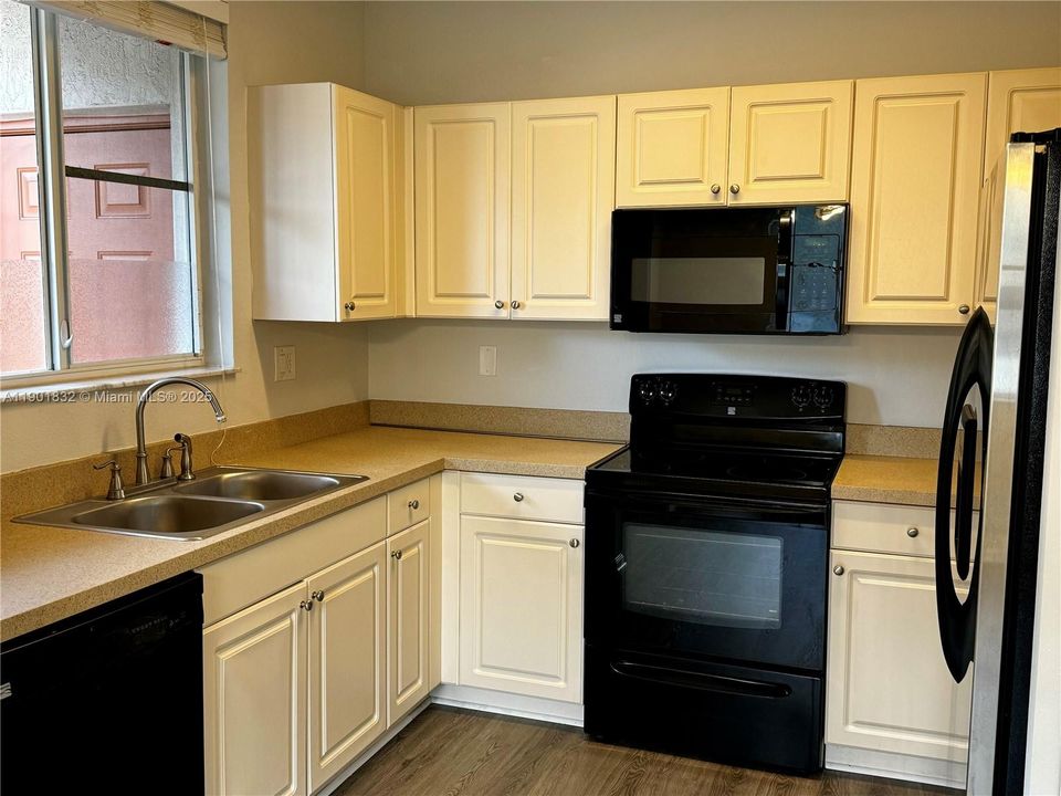 合同活跃: $362,000 (3 贝兹, 2 浴室, 1420 平方英尺)