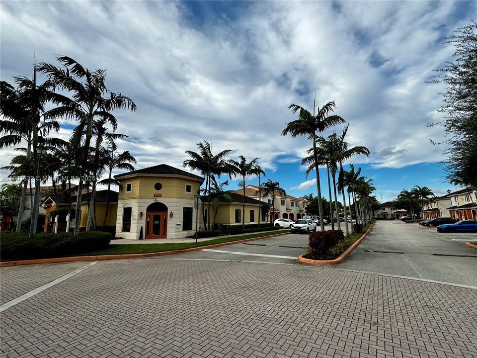 合同活跃: $362,000 (3 贝兹, 2 浴室, 1420 平方英尺)