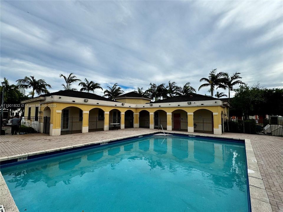 合同活跃: $362,000 (3 贝兹, 2 浴室, 1420 平方英尺)