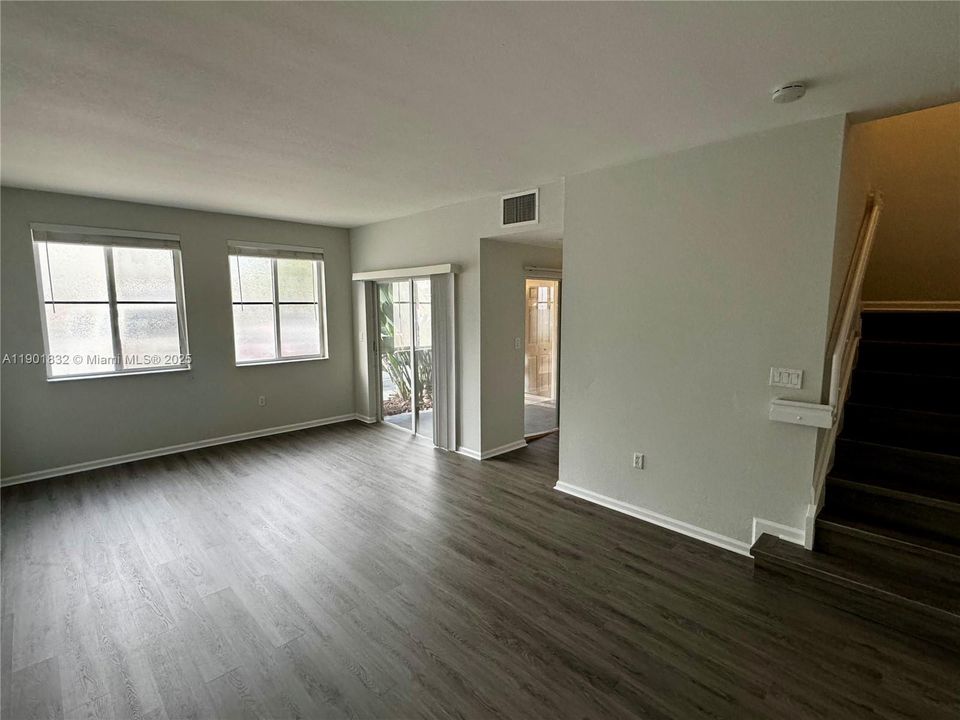 合同活跃: $362,000 (3 贝兹, 2 浴室, 1420 平方英尺)