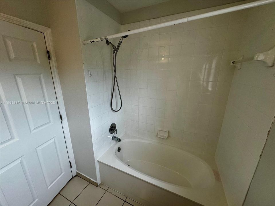 合同活跃: $362,000 (3 贝兹, 2 浴室, 1420 平方英尺)