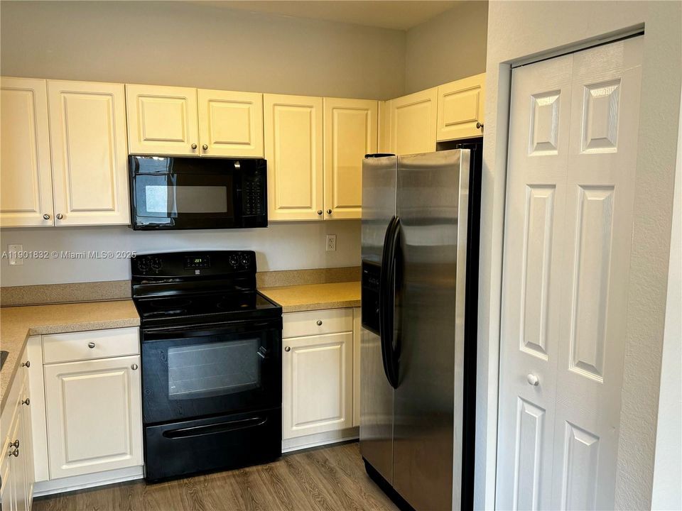 合同活跃: $362,000 (3 贝兹, 2 浴室, 1420 平方英尺)