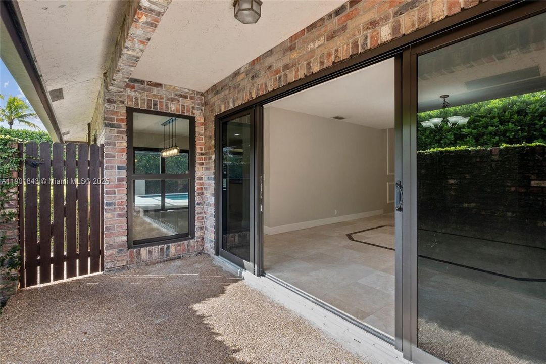 合同活跃: $899,000 (4 贝兹, 2 浴室, 2779 平方英尺)