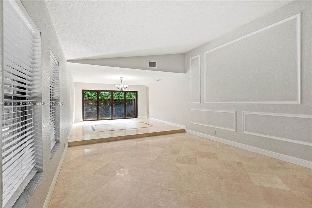 合同活跃: $899,000 (4 贝兹, 2 浴室, 2779 平方英尺)