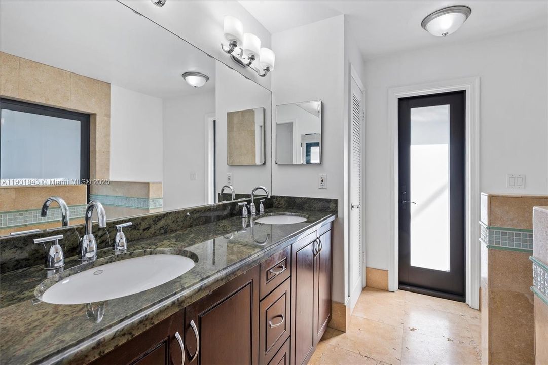 合同活跃: $899,000 (4 贝兹, 2 浴室, 2779 平方英尺)