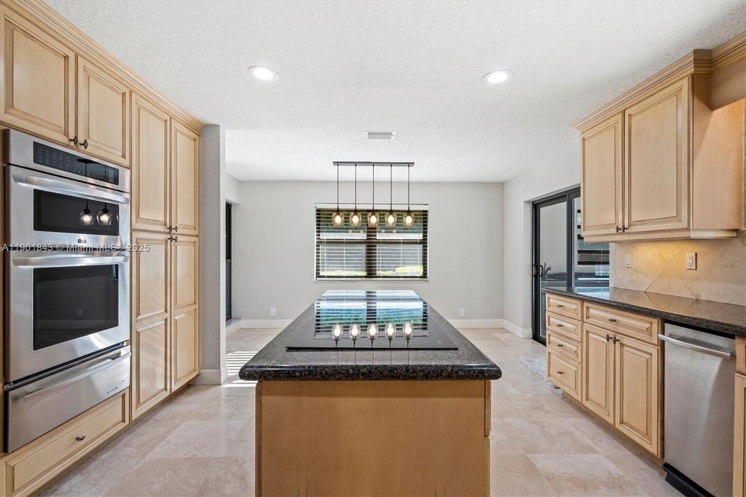 合同活跃: $899,000 (4 贝兹, 2 浴室, 2779 平方英尺)