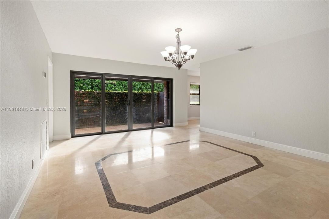 合同活跃: $899,000 (4 贝兹, 2 浴室, 2779 平方英尺)