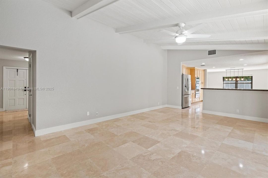 合同活跃: $899,000 (4 贝兹, 2 浴室, 2779 平方英尺)