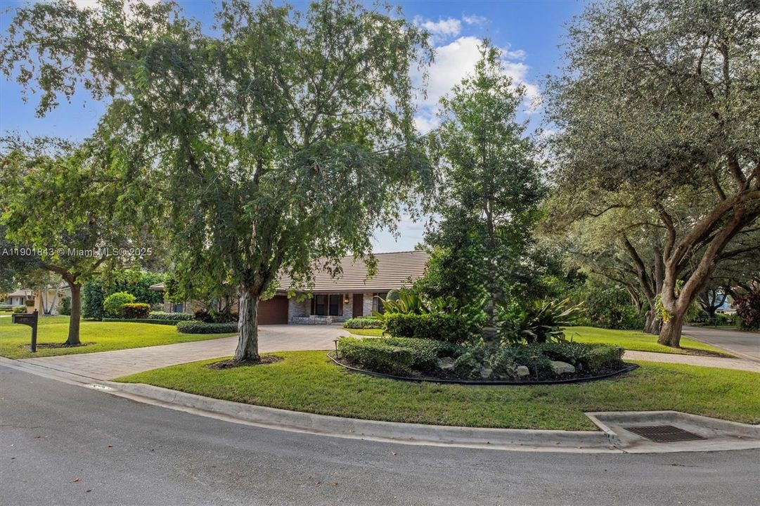 合同活跃: $899,000 (4 贝兹, 2 浴室, 2779 平方英尺)