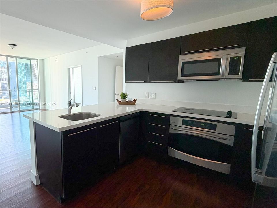 Recently Rented: $3,700 (2 beds, 2 baths, 1093 Square Feet)