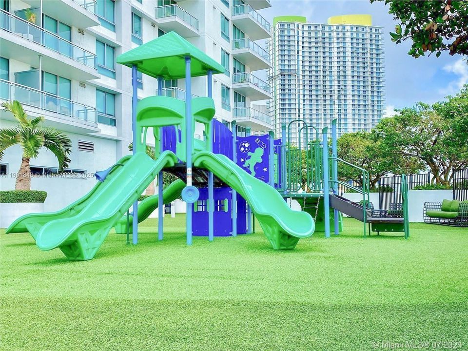 Recently Rented: $3,700 (2 beds, 2 baths, 1093 Square Feet)