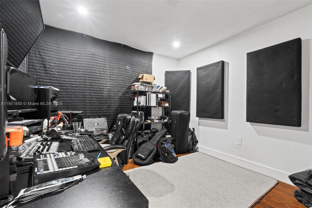 For Sale: $600,000 (3 beds, 2 baths, 1740 Square Feet)