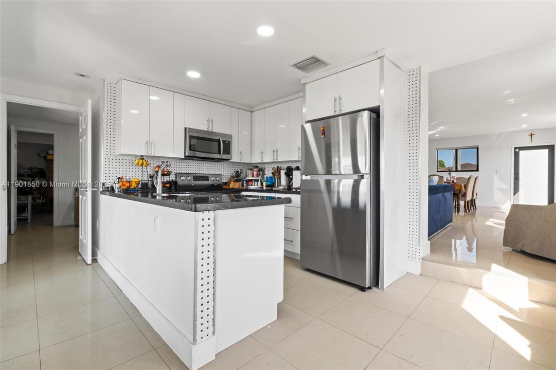 For Sale: $600,000 (3 beds, 2 baths, 1740 Square Feet)