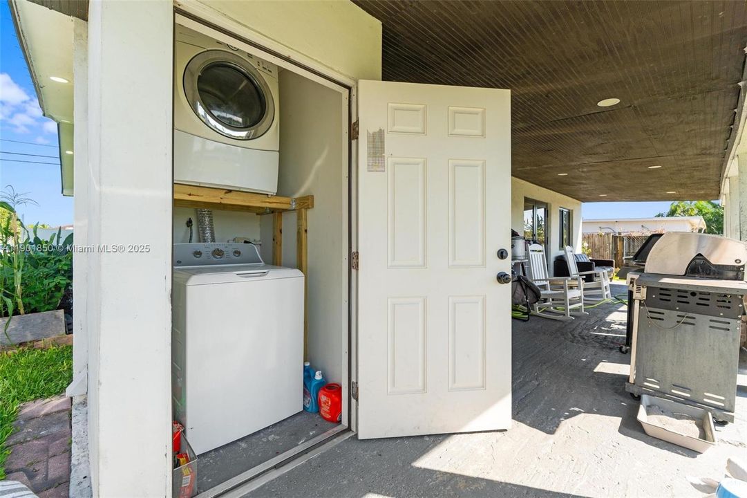 For Sale: $600,000 (3 beds, 2 baths, 1740 Square Feet)