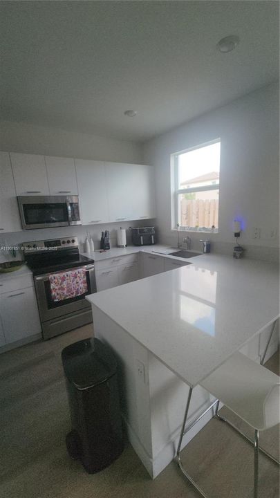 Recently Rented: $3,000 (3 beds, 2 baths, 1483 Square Feet)