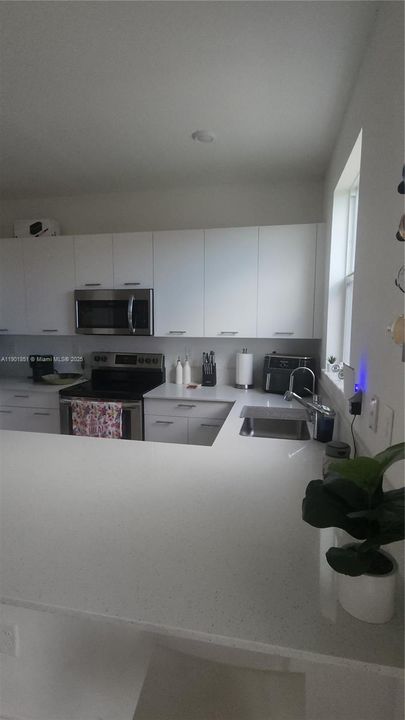 Recently Rented: $3,000 (3 beds, 2 baths, 1483 Square Feet)