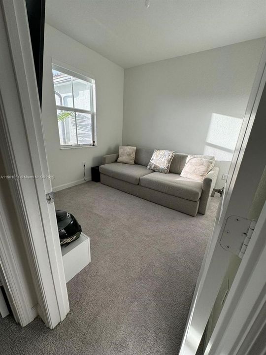 Recently Rented: $3,000 (3 beds, 2 baths, 1483 Square Feet)