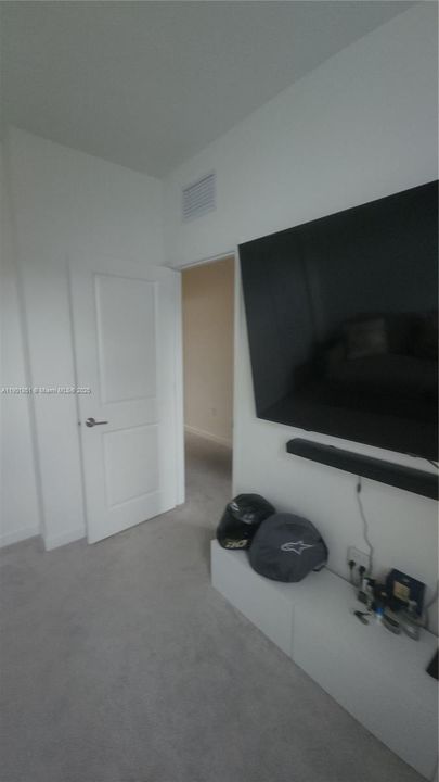 Recently Rented: $3,000 (3 beds, 2 baths, 1483 Square Feet)