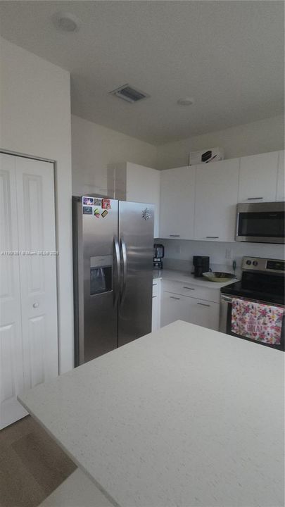 Recently Rented: $3,000 (3 beds, 2 baths, 1483 Square Feet)