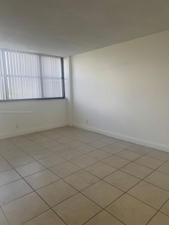 For Rent: $1,700 (1 beds, 1 baths, 720 Square Feet)