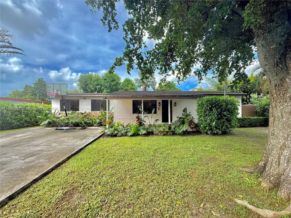 For Sale: $679,000 (3 beds, 2 baths, 1594 Square Feet)