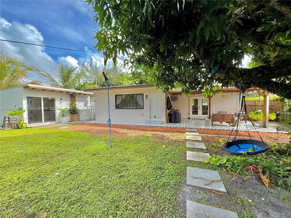 For Sale: $679,000 (3 beds, 2 baths, 1594 Square Feet)