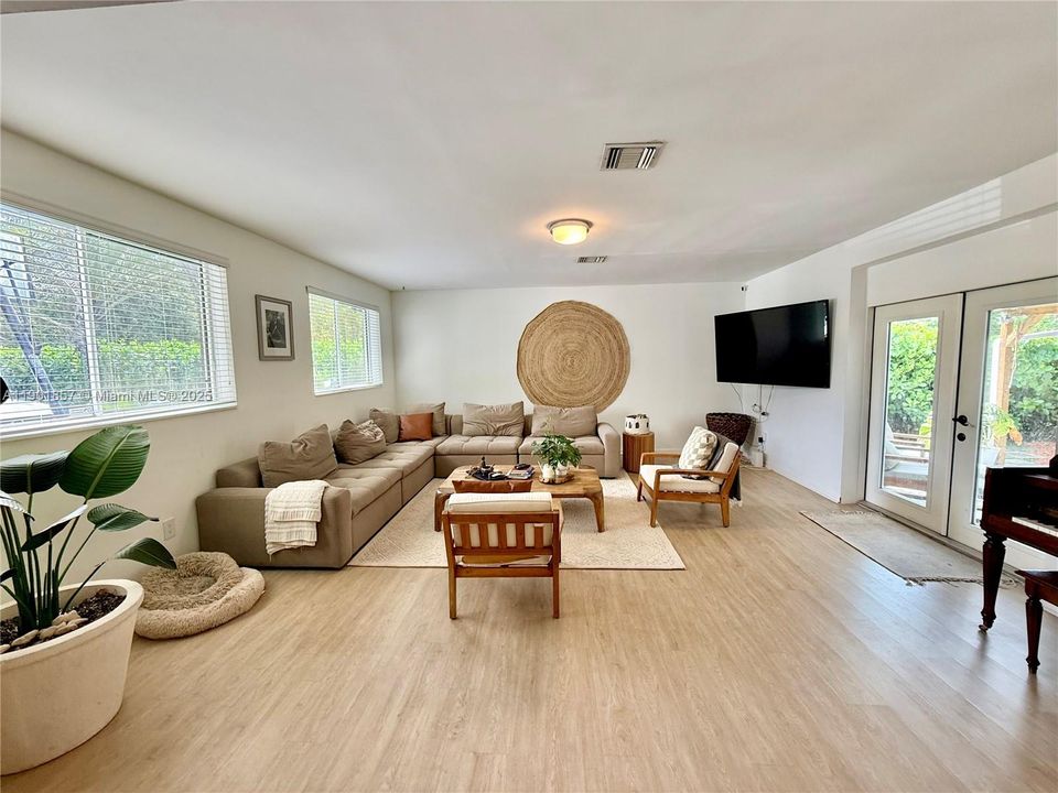 For Sale: $679,000 (3 beds, 2 baths, 1594 Square Feet)