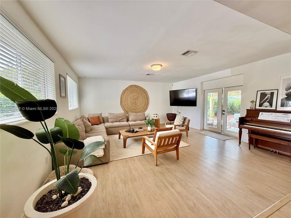 For Sale: $679,000 (3 beds, 2 baths, 1594 Square Feet)