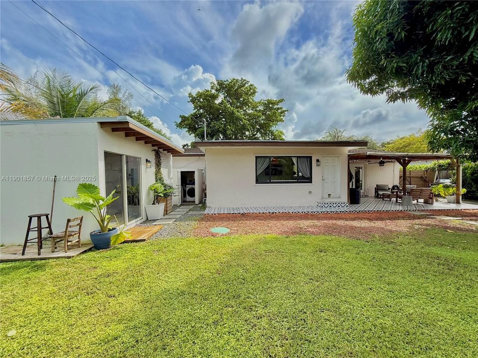 For Sale: $679,000 (3 beds, 2 baths, 1594 Square Feet)