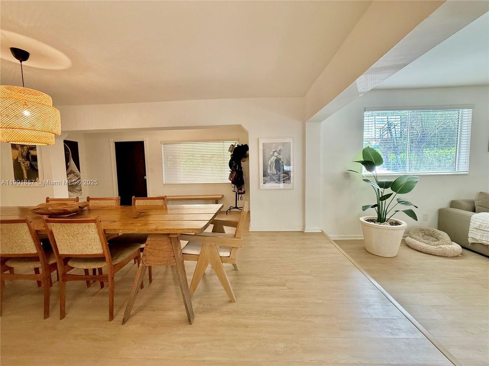 For Sale: $679,000 (3 beds, 2 baths, 1594 Square Feet)