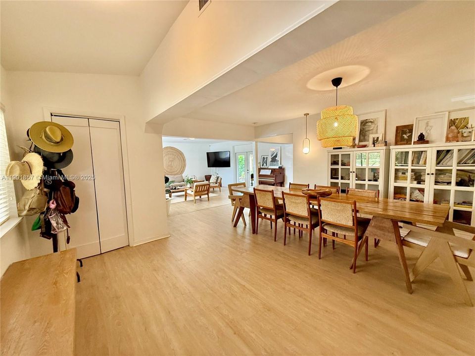 For Sale: $679,000 (3 beds, 2 baths, 1594 Square Feet)