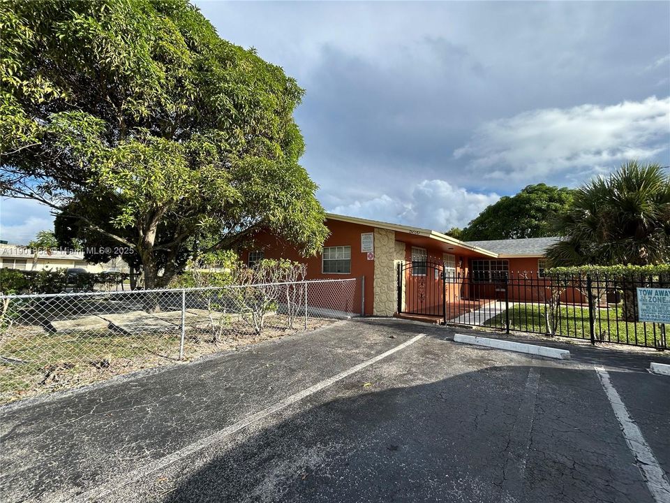 For Rent: $1,375 (1 beds, 1 baths, 600 Square Feet)