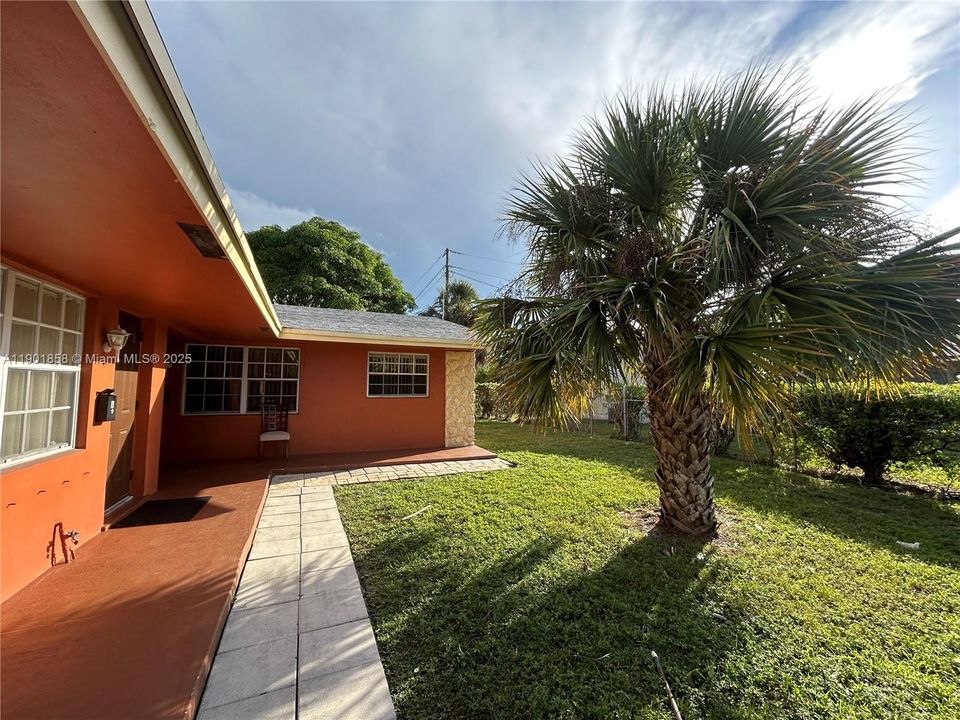 For Rent: $1,375 (1 beds, 1 baths, 600 Square Feet)