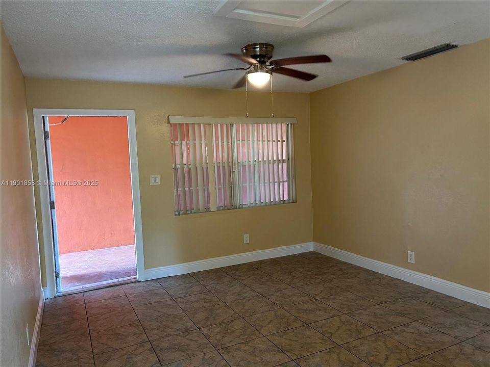 For Rent: $1,375 (1 beds, 1 baths, 600 Square Feet)