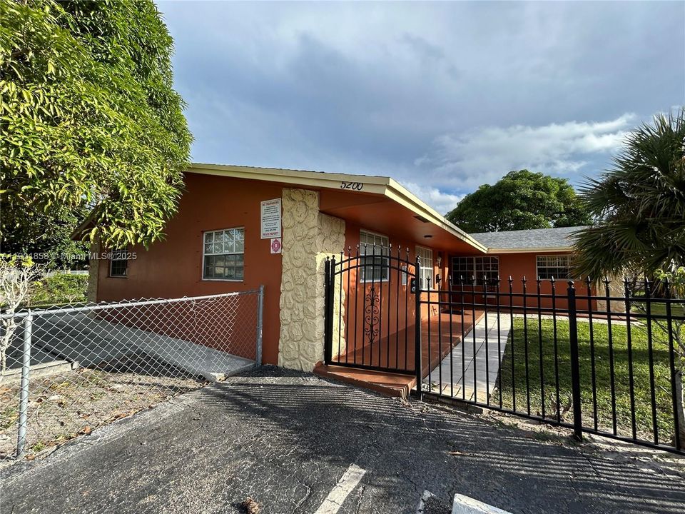 For Rent: $1,375 (1 beds, 1 baths, 600 Square Feet)