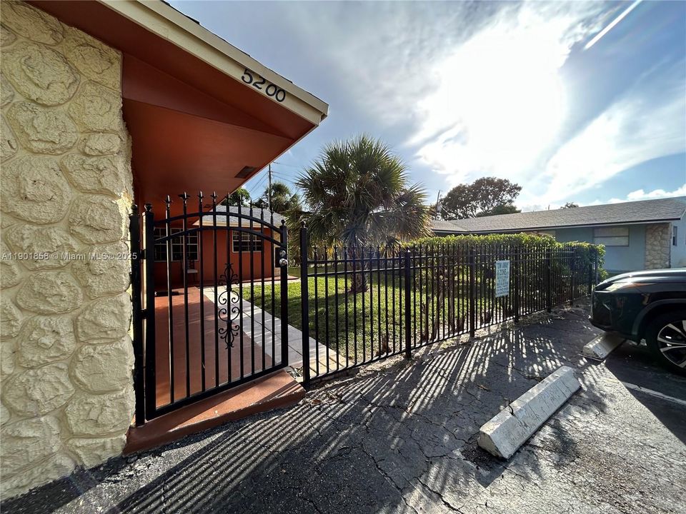 For Rent: $1,375 (1 beds, 1 baths, 600 Square Feet)